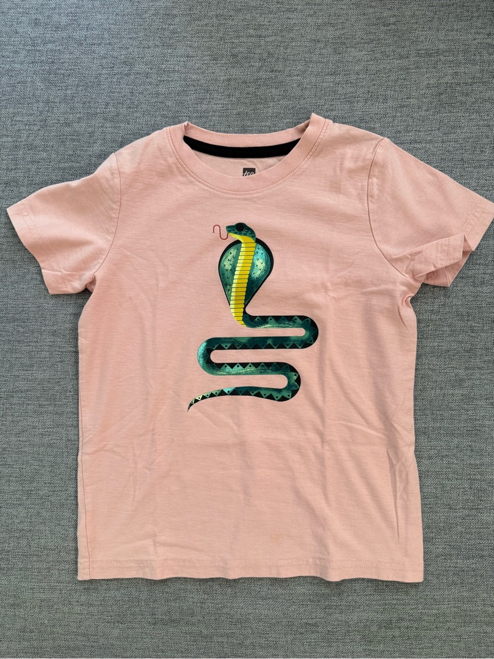 Tea Collection coral color Tee with Green & Yellow Cobra Graphic size 7